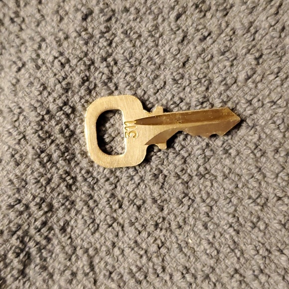 Louis Vuitton Lock and Key π - Picture 4 of 5